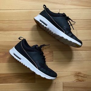 RARE HOLOGRAPHIC NIKE THEAS